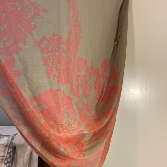 Vince Camaro 48”x48” Taupe or Khaki and orange or red. Beautiful lace print. - Picture 5 of 7